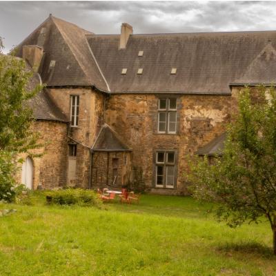 Façade nord du château, sous un ciel tourmenté